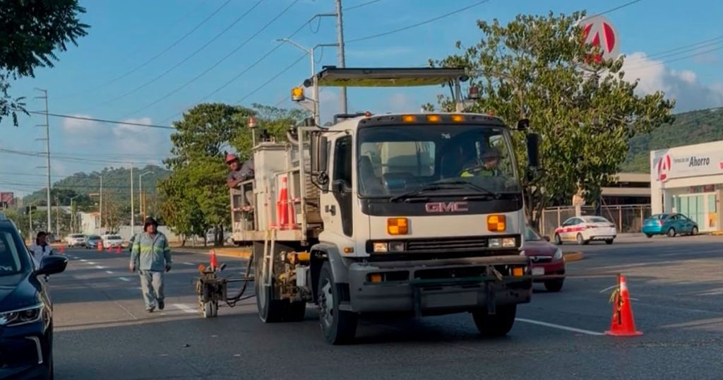 Realizan trabajos de balizamiento en la carretera Poza Rica–Cazones Realizan trabajos de balizamiento en la carretera Poza Rica–Cazones