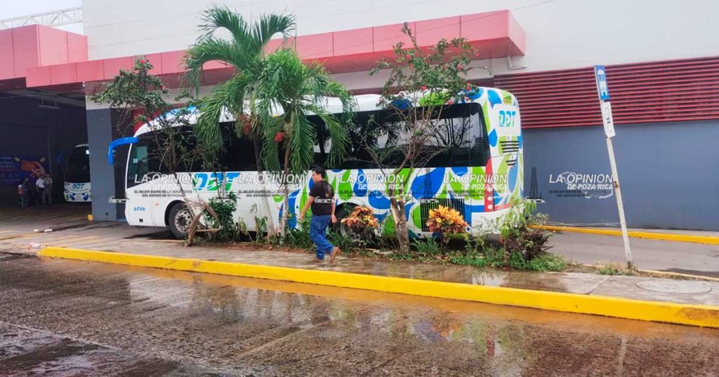 Choque entre autobús y automóvil paraliza vialidad en pleno centro Choque entre autobús y automóvil paraliza vialidad en pleno centro