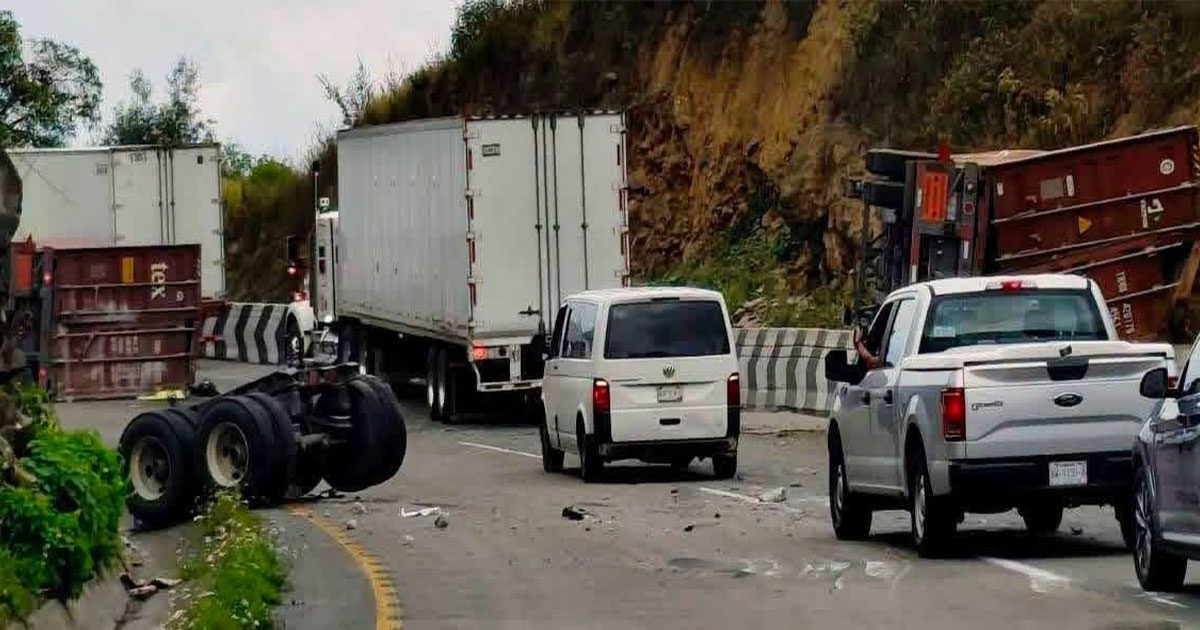 Tractocamiones volcados paralizan parcialmente la autopista en las Cumbres de Maltrata Tractocamiones volcados paralizan parcialmente la autopista en las Cumbres de Maltrata