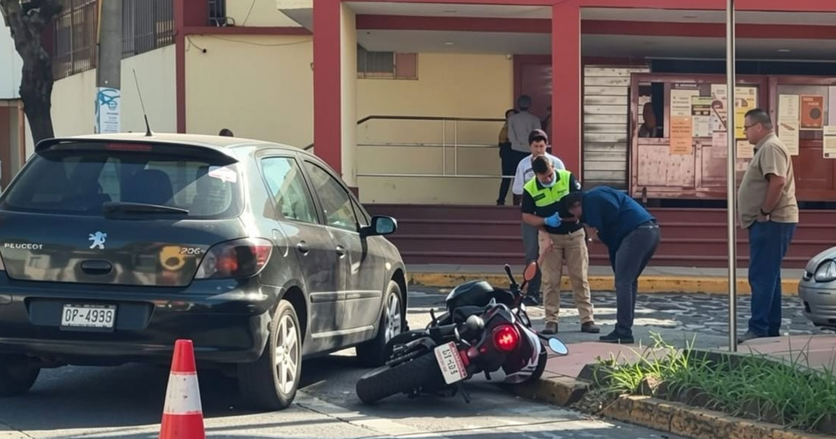 Choque entre motocicleta y automóvil provoca movilización en calles de Xalapa Choque entre motocicleta y automóvil provoca movilización en calles de Xalapa