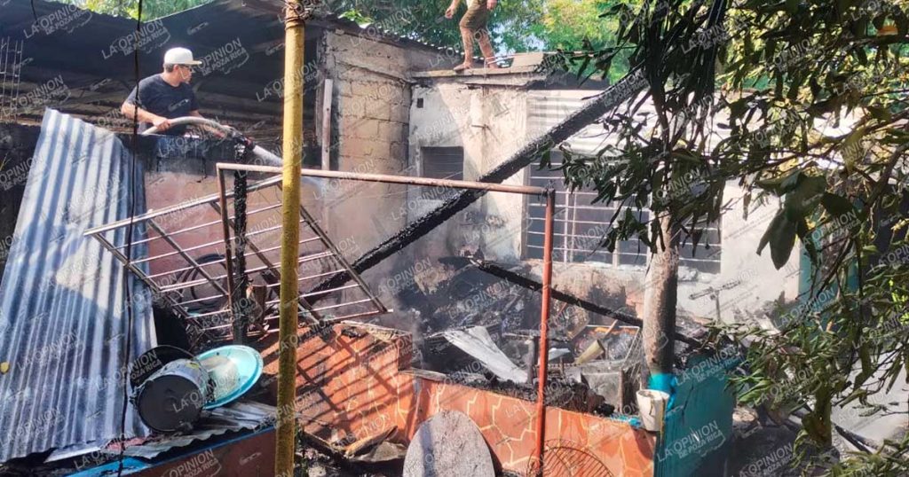 Voraz incendio consume tres cuartos de una vivienda en la colonia Manuel Ávila Camacho Voraz incendio consume tres cuartos de una vivienda en la colonia Manuel Ávila Camacho