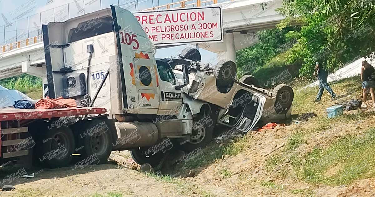 Brutal encontronazo en la México-Tuxpan: tráiler embiste una Hilux y la deja volcada Brutal encontronazo en la México-Tuxpan: tráiler embiste una Hilux y la deja volcada