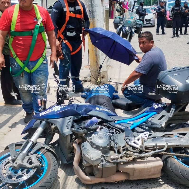Colisión entre taxi y motocicleta de la Policía Estatal deja dos personas lesionadas en el bulevar Ruiz Cortines de Poza Rica