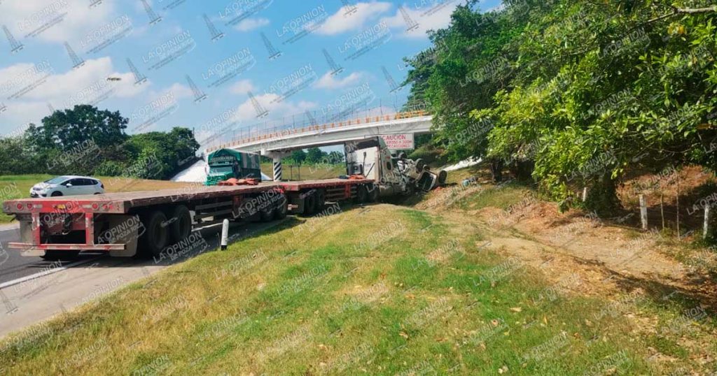 Brutal encontronazo en la México-Tuxpan: tráiler embiste una Hilux y la deja volcada Brutal encontronazo en la México-Tuxpan: tráiler embiste una Hilux y la deja volcada