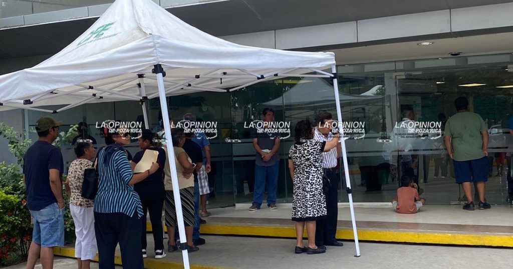 Abarrotan oficinas de la CFE ante elevados recibos Abarrotan oficinas de la CFE ante elevados recibos