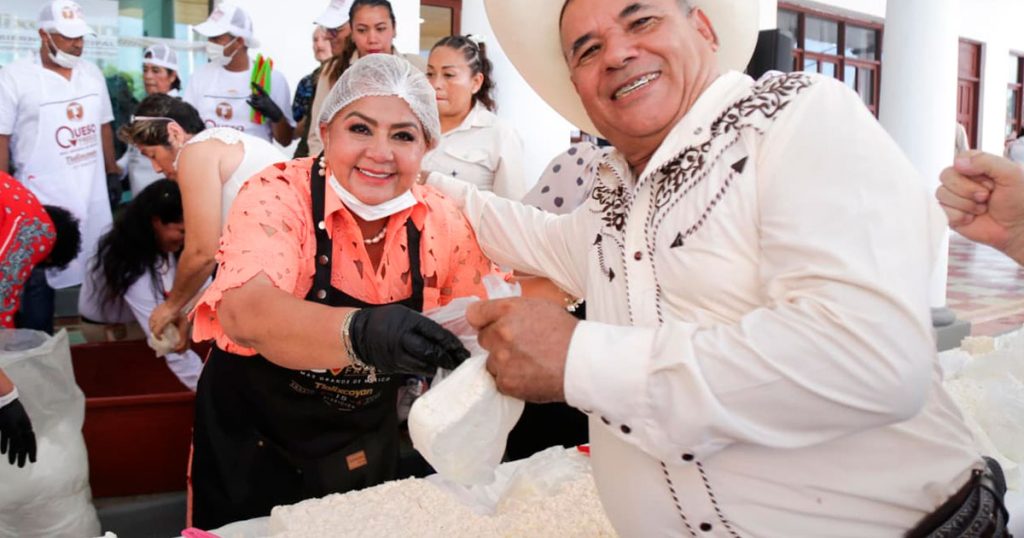 Tlalixcoyan rompe récord y realiza un queso de 47 metros, el más grande de México Tlalixcoyan rompe récord y realiza un queso de 47 metros, el más grande de México