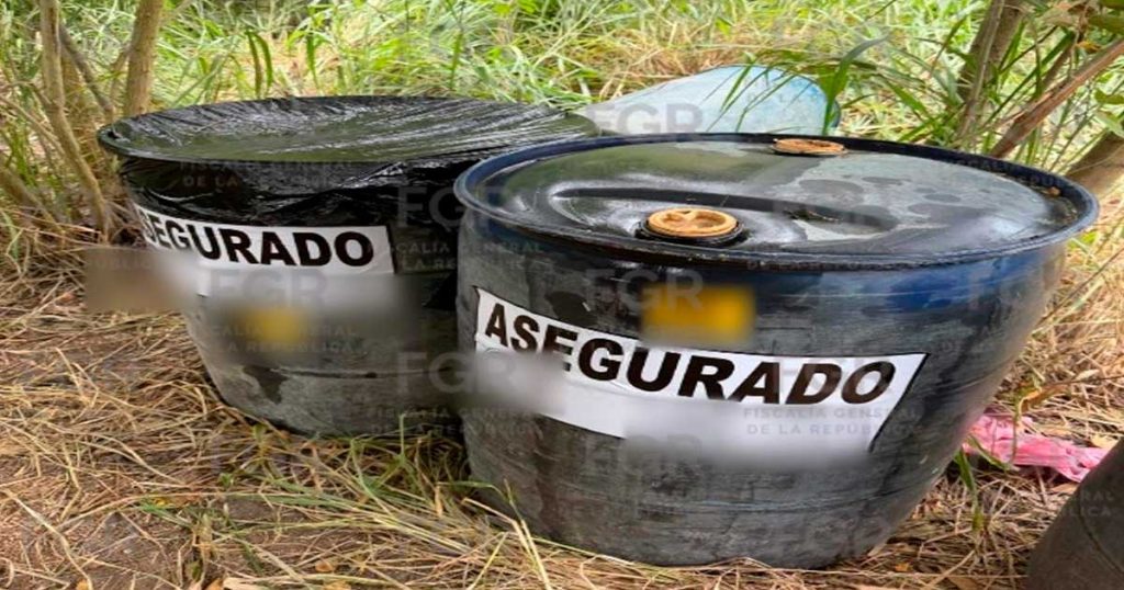 Aseguran mil 500 litros de presunto hidrocarburo durante cateo en Pánuco Aseguran mil 500 litros de presunto hidrocarburo durante cateo en Pánuco
