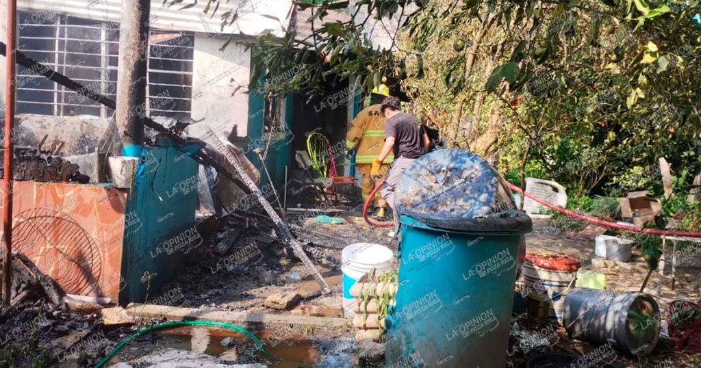 Voraz incendio consume tres cuartos de una vivienda en la colonia Manuel Ávila Camacho Voraz incendio consume tres cuartos de una vivienda en la colonia Manuel Ávila Camacho