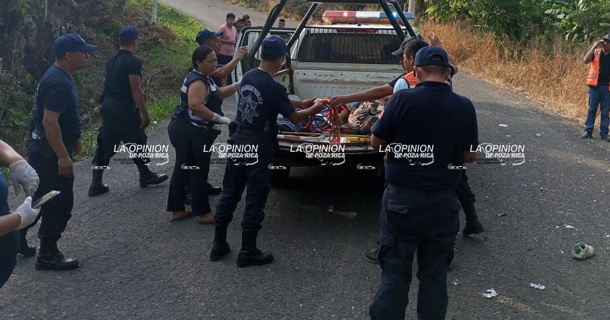 Dos jóvenes resultan lesionados en fuerte accidente