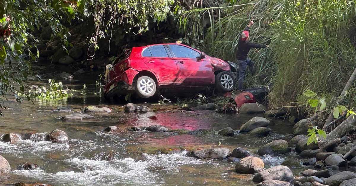 Nissan March acaba en el río Pixquiac tras aparatosa salida de camino en la carretera Briones Nissan March acaba en el río Pixquiac tras aparatosa salida de camino en la carretera Briones
