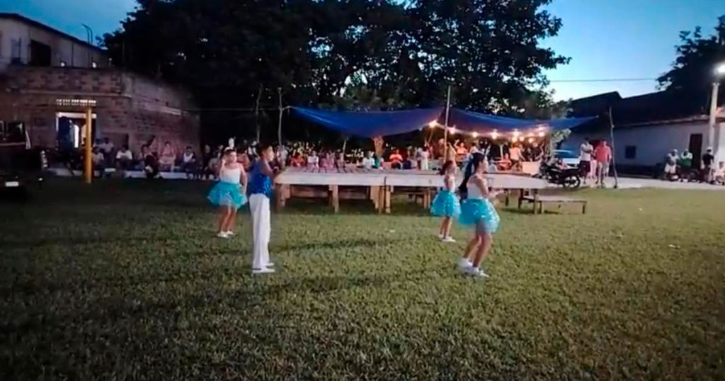 Con escenario parchado, autoridades de Nautla pretendían que bailaran niños en fiesta de Jicaltepec Con escenario parchado, autoridades de Nautla pretendían que bailaran niños en fiesta de Jicaltepec
