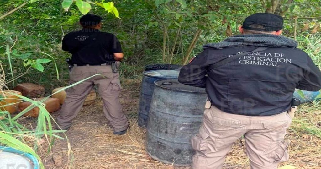 Aseguran mil 500 litros de presunto hidrocarburo durante cateo en Pánuco Aseguran mil 500 litros de presunto hidrocarburo durante cateo en Pánuco