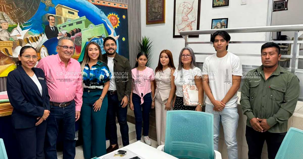 Empresario y regidora pagan carrera universitaria alumnos con alto promedio en Medellín de Bravo