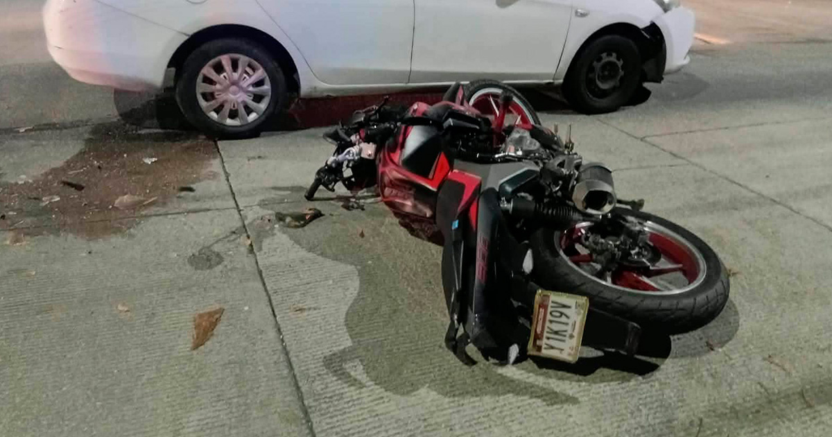 SE PASA LA PREFERENCIA Y ARROLLA A DOS HERMANOS EN MOTOCICLETA EN COATZACOALCOS