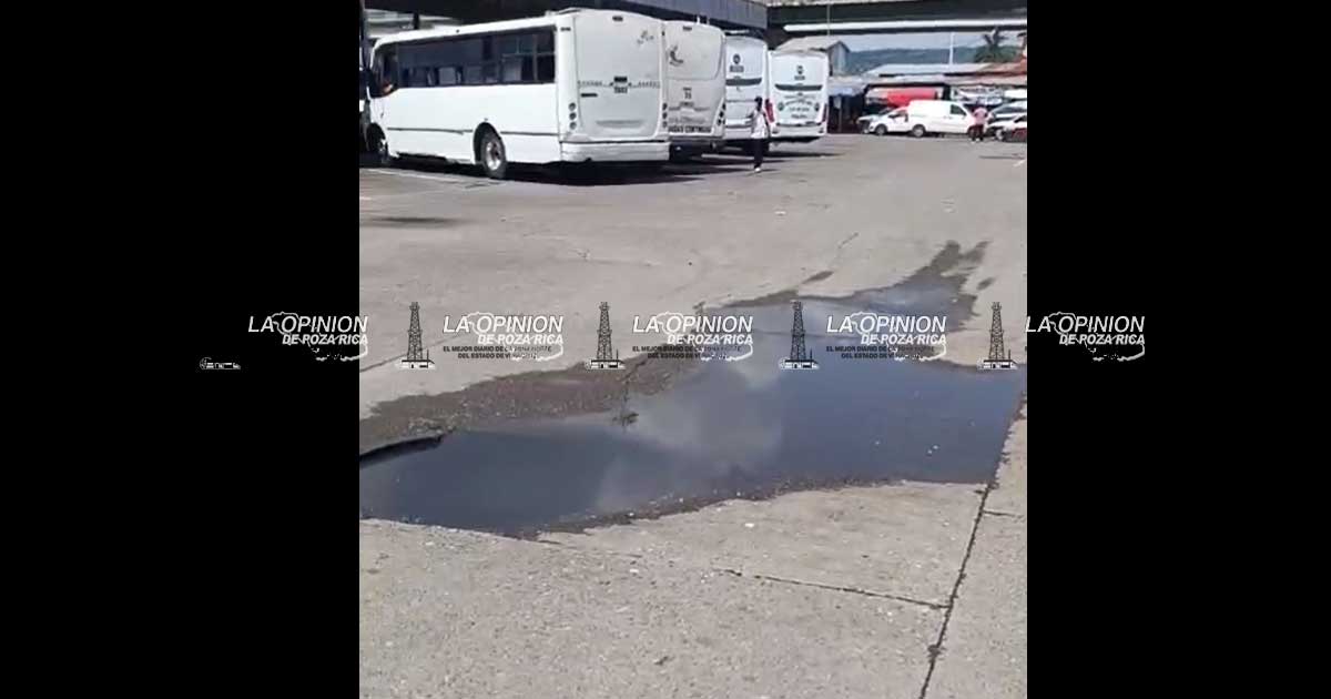 Drenaje colapsado provoca derrame de aguas residuales en el Parador Urbano