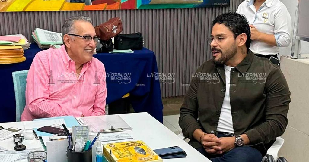 Empresario y regidora pagan carrera universitaria alumnos con alto promedio en Medellín de Bravo