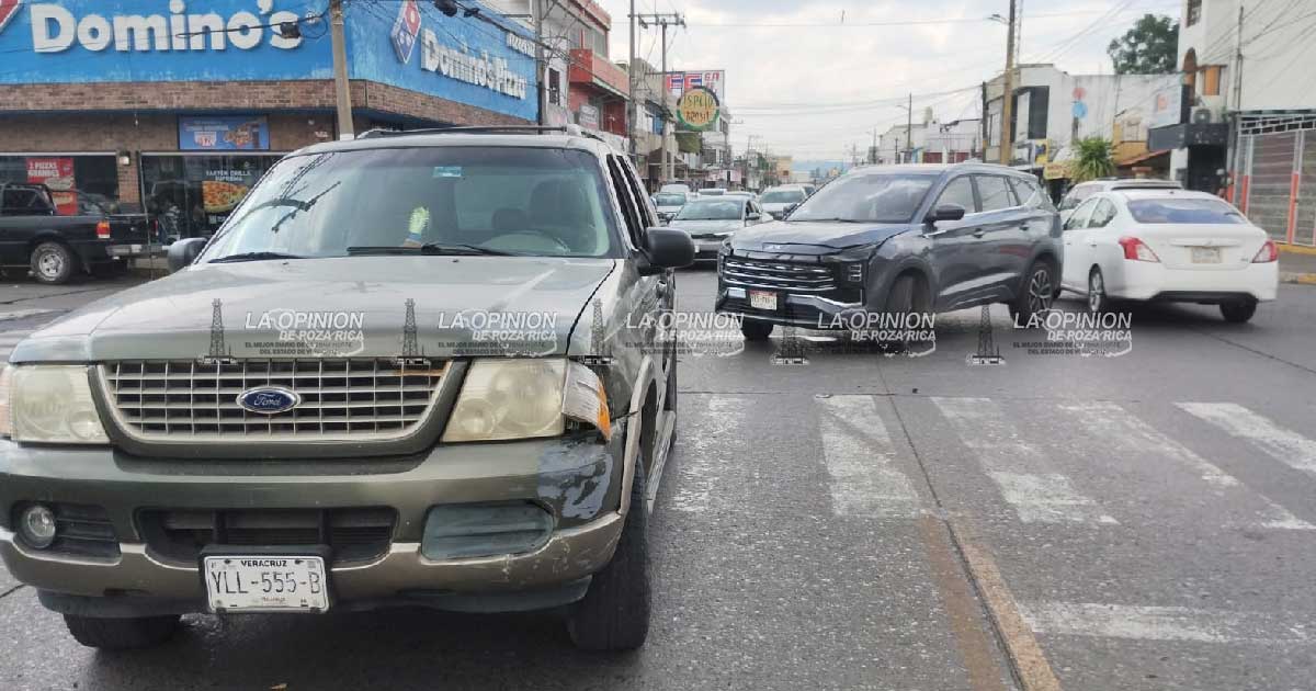 Choque entre dos camionetas provoca caos vial en la colonia Cazones