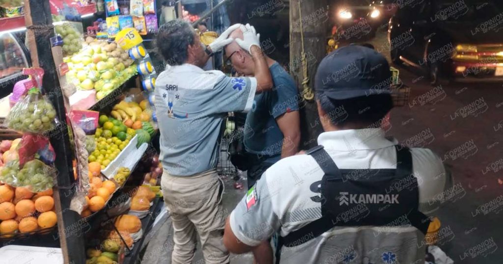 Motociclista resulta lesionado tras fuerte choque contra automóvil en la colonia Tepeyac