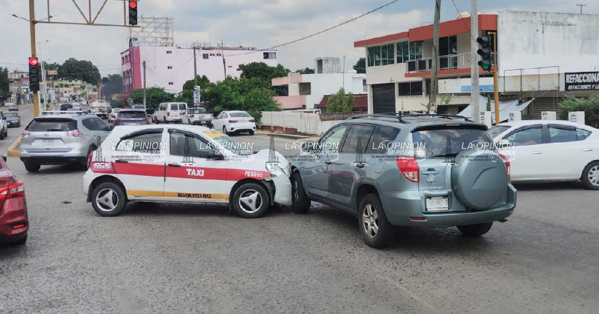 Choque entre taxi y RAV4 provoca caos vial en el bulevar Central Poniente