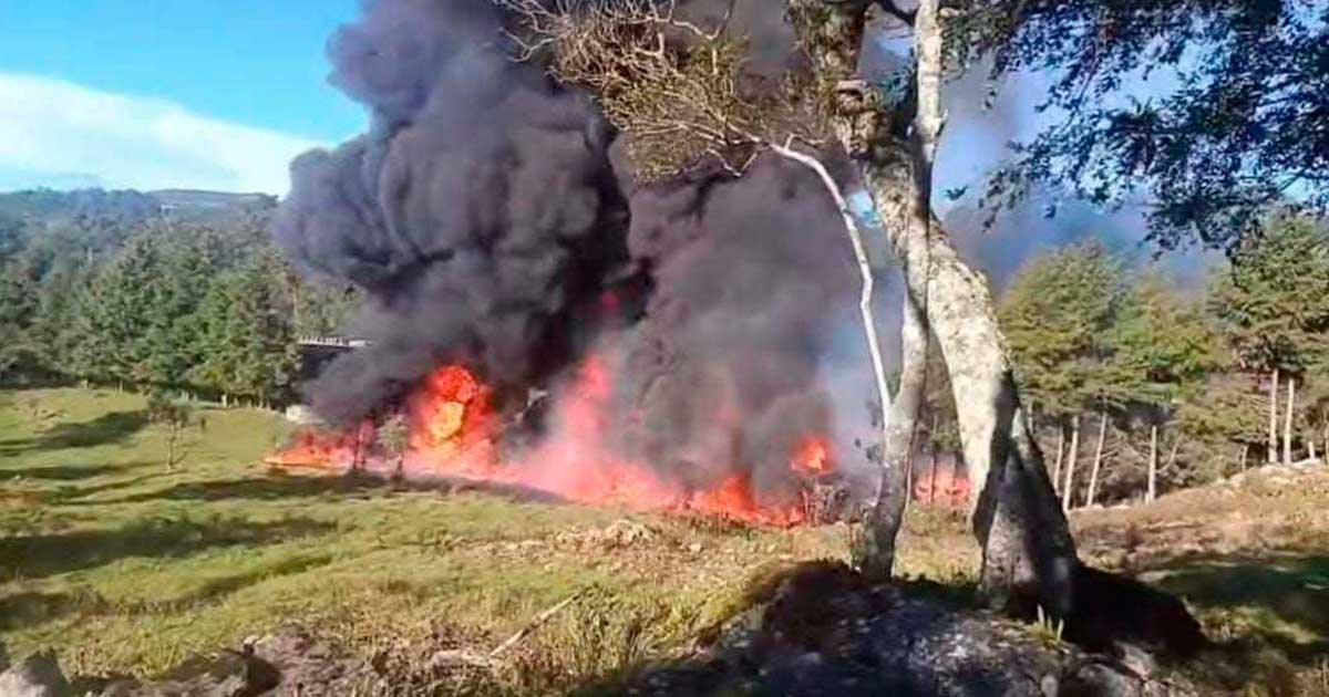 Explota pipa en la autopista Perote-Xalapa; enorme columna de humo alarma a pobladores de Tlacolulan