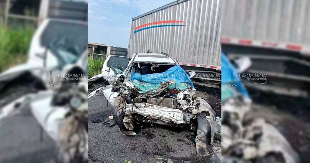 Tragedia en Tierra Blanca; familia muere prensada tras choque contra un tráiler