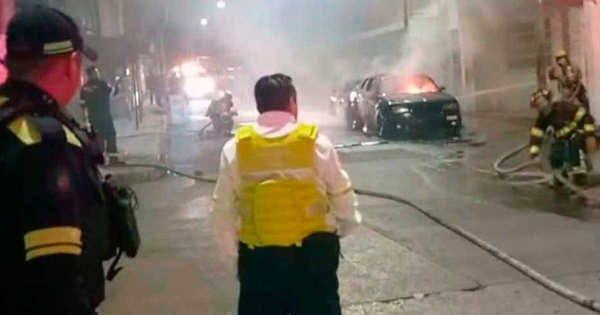 Fuego consume dos vehículos durante la madrugada en Córdoba