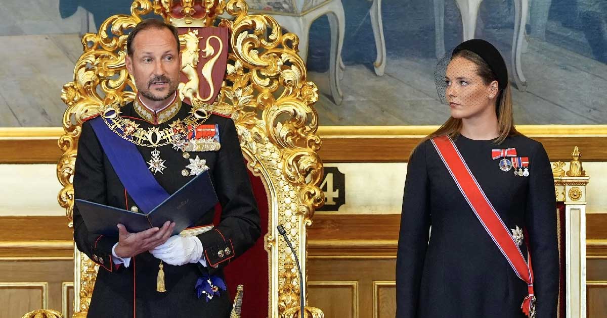 Haakon VIII inicia su reinado en Noruega tras la muerte de Harald V