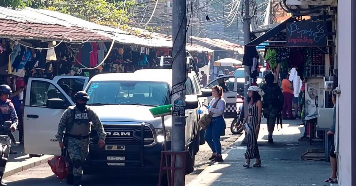 Cateo de la Fiscalía moviliza la zona de mercados en Veracruz