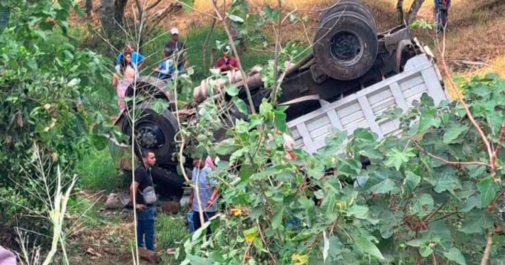 Volcadura de camión volteo genera movilización de cuerpos de emergencia en Xalapa-Alto Lucero