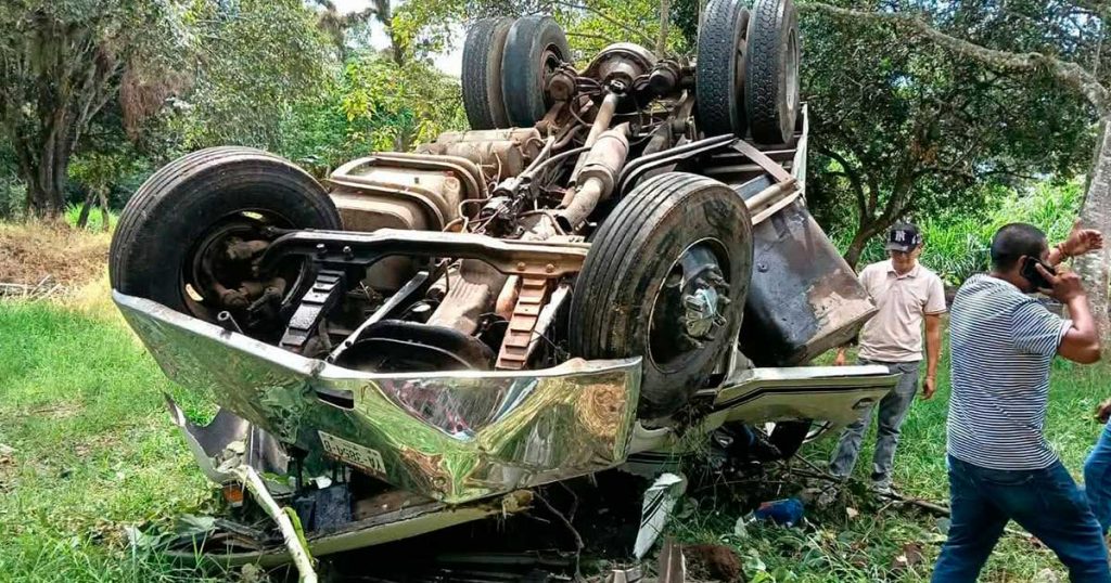 Volcadura de camión volteo genera movilización de cuerpos de emergencia en Xalapa-Alto Lucero