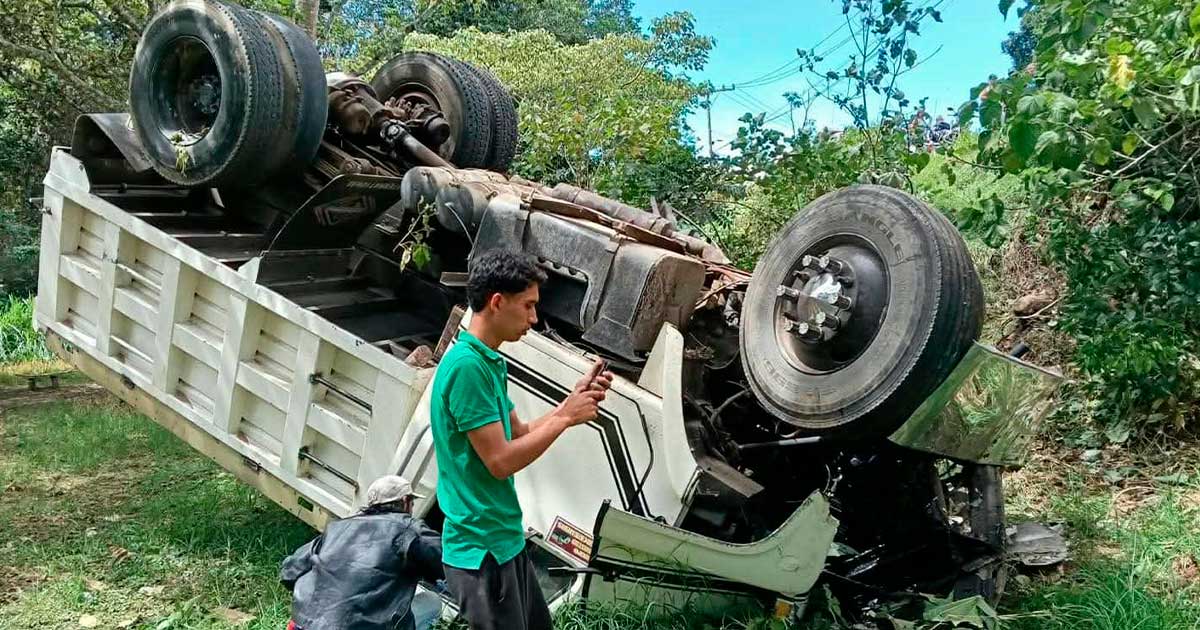 Volcadura de camión volteo genera movilización de cuerpos de emergencia en Xalapa-Alto Lucero