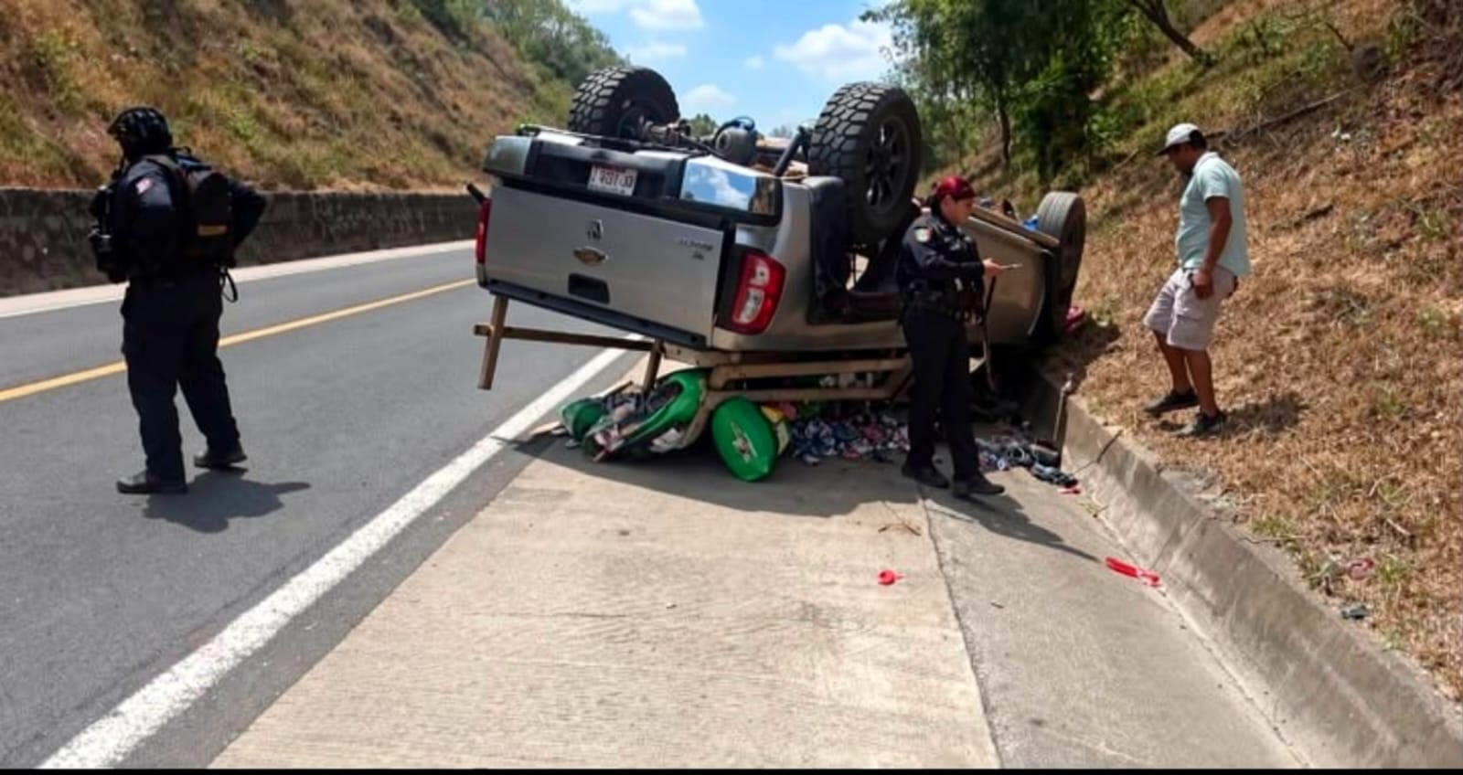 Volcadura moviliza a cuerpos de seguridad en la México-Tuxpan