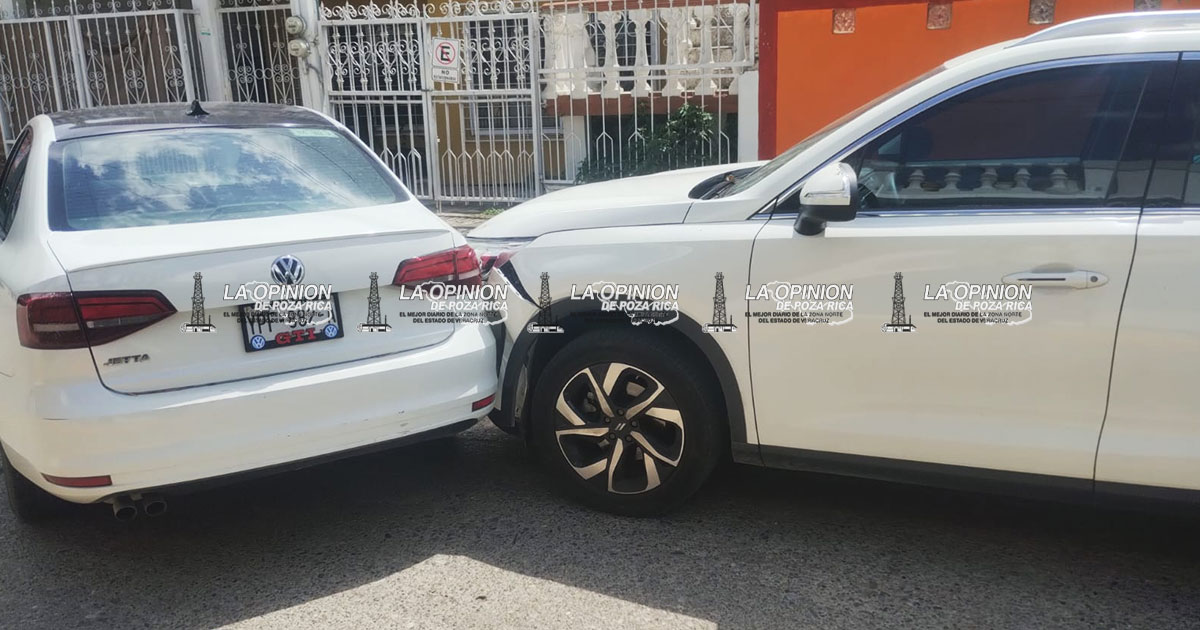 Choque por alcance en Río Tuxpan involucra a dos autos y una motocicleta Choque por alcance en Río Tuxpan involucra a dos autos y una motocicleta