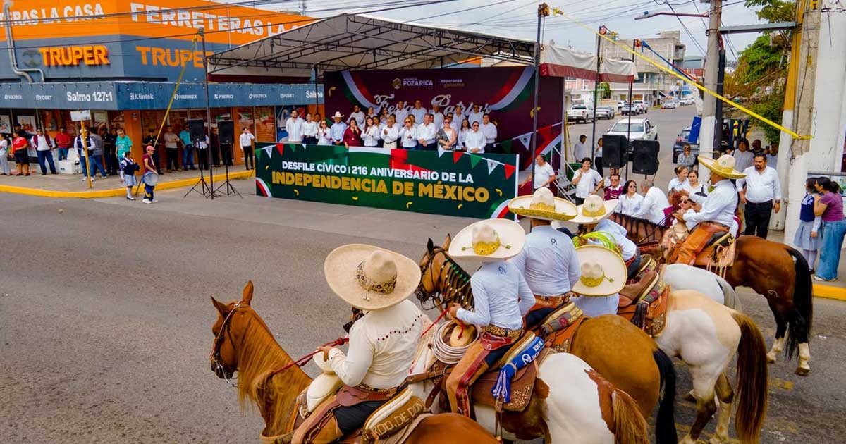 Poza Rica conmemora el 216 aniversario de la Independencia de México con desfile cívico Poza Rica conmemora el 216 aniversario de la Independencia de México con desfile cívico