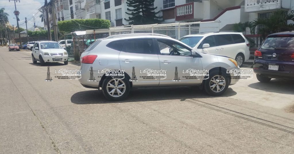 Nissan Rogue y BYD King se impactan en cruce Nissan Rogue y BYD King se impactan en cruce
