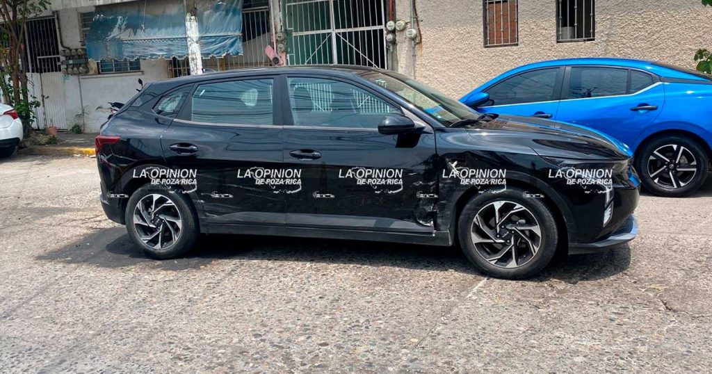 Choque entre taxi y Kia genera caos vial en la avenida Doctores
