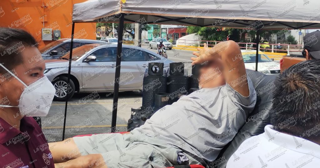 Adulto mayor se desmaya en el acceso a clínica de Poza Rica; es trasladado a hospital Adulto mayor se desmaya en el acceso a clínica de Poza Rica; es trasladado a hospital