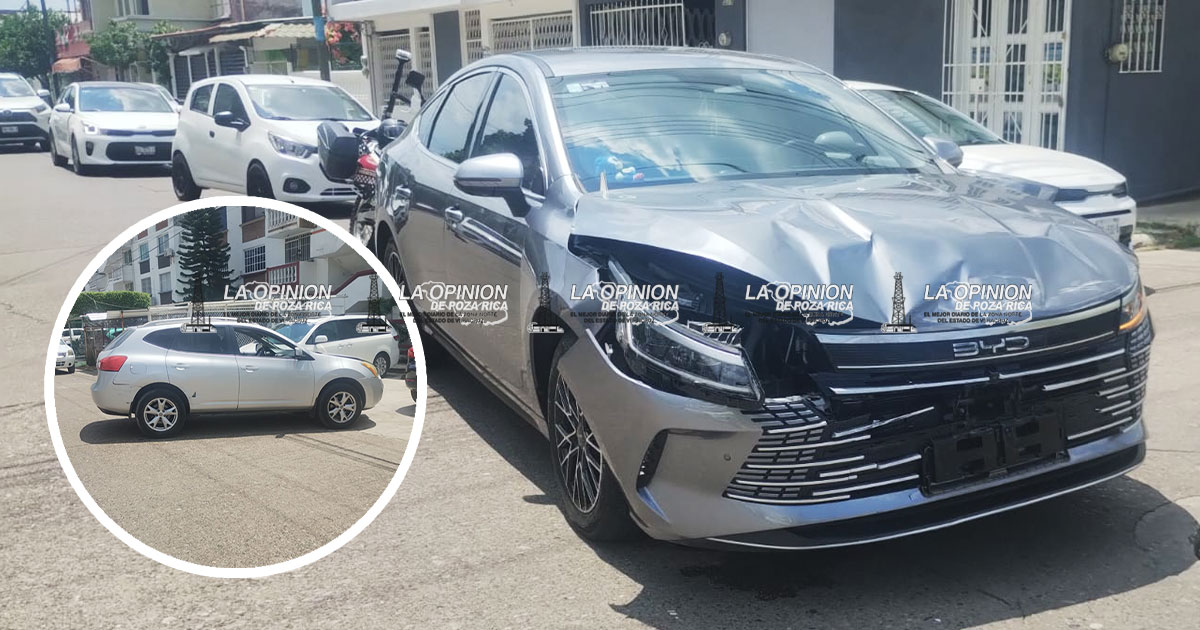 Nissan Rogue y BYD King se impactan en cruce Nissan Rogue y BYD King se impactan en cruce