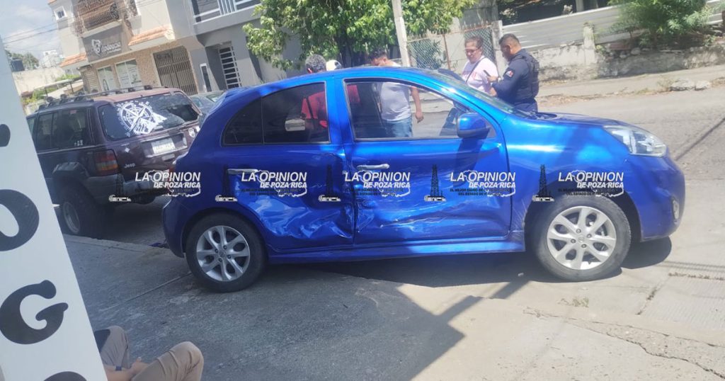 Daños a coches estacionados, heridos y crisis en colisión Colisión en la Chapultec provoca daños a coches estacionados