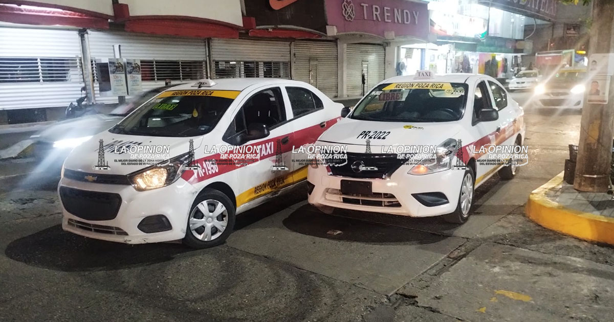Choque entre dos taxis deja daños materiales en la colonia Obrera Choque entre dos taxis deja daños materiales en la colonia Obrera