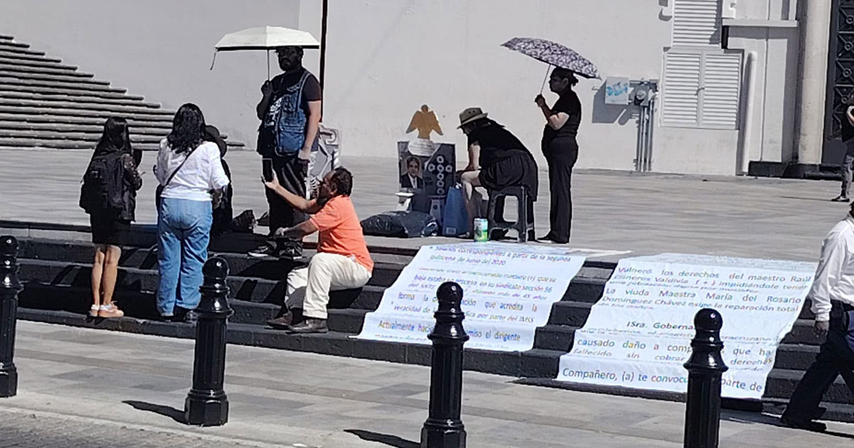 Viuda de maestro exige en Plaza Lerdo resolver pensión y prestaciones tras su fallecimiento Viuda de maestro exige en Plaza Lerdo resolver pensión y prestaciones tras su fallecimiento