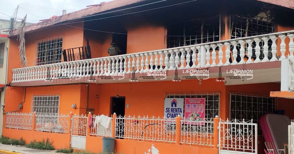 INCENDIO DEVORA VIVIENDA EN LA FLORES MAGÓN; INTENSIDAD DE LAS LLAMAS DOBLA PROTECCIÓN METÁLICA