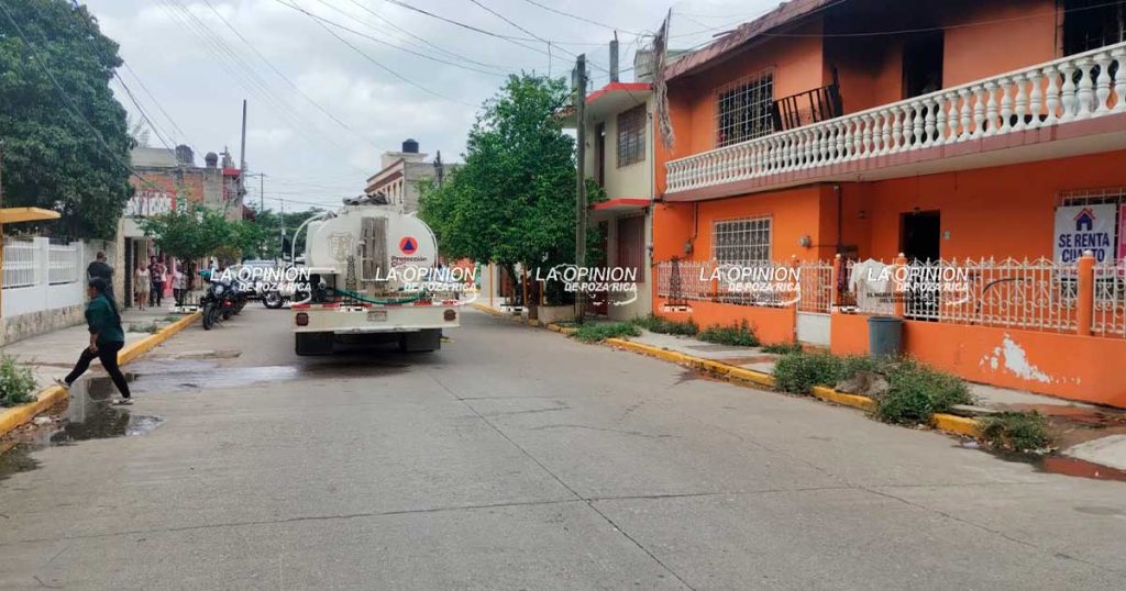 INCENDIO DEVORA VIVIENDA EN LA FLORES MAGÓN; INTENSIDAD DE LAS LLAMAS DOBLA PROTECCIÓN METÁLICA