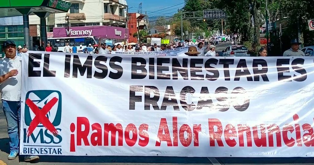 Con marcha, exigen renuncia de Ramos Alor y denuncian crisis en el CAE de Xalapa Con marcha, exigen renuncia de Ramos Alor y denuncian crisis en el CAE de Xalapa