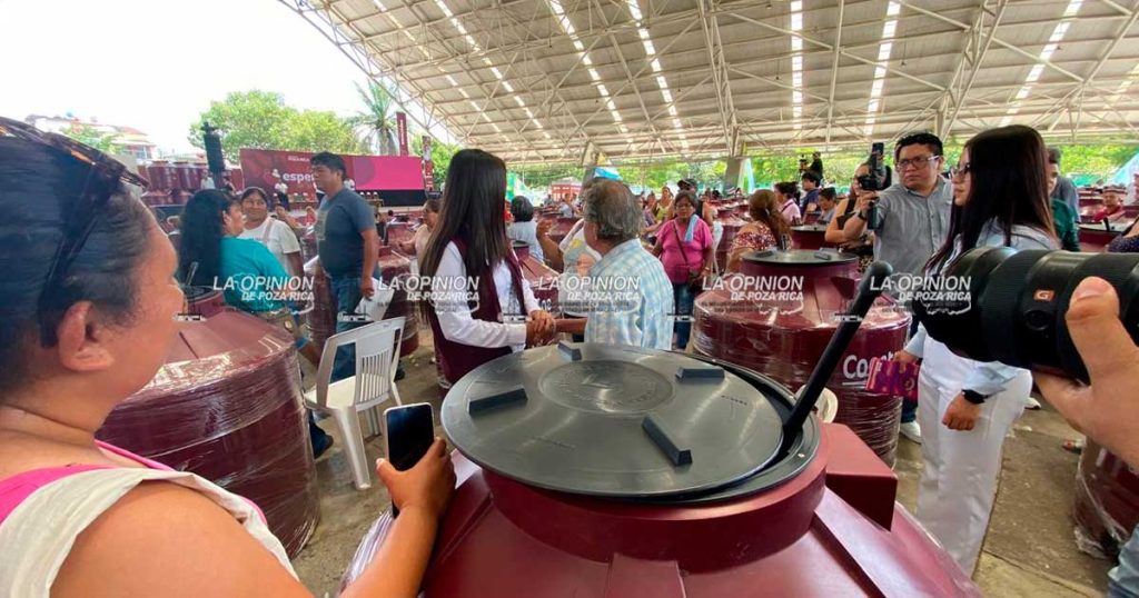 Encabeza Adanely Rodríguez entrega masiva de tinacos Encabeza Adanely Rodríguez entrega masiva de tinacos