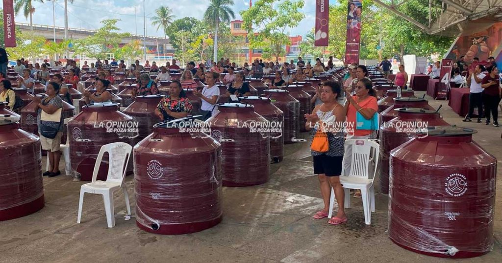 Encabeza Adanely Rodríguez entrega masiva de tinacos Encabeza Adanely Rodríguez entrega masiva de tinacos