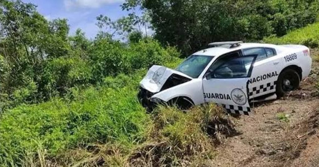 Chocan entre sí dos patrullas de la Guardia Nacional en la carretera federal 184 Chocan entre sí dos patrullas de la Guardia Nacional en la carretera federal 184
