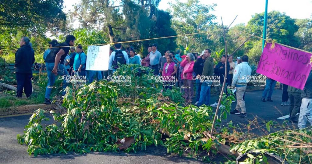 Bloquean carretera Xalapa-Coatepec; habitantes exigen rehabilitación del camino a Pacho Viejo