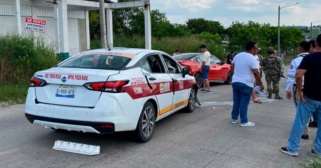 Fuerte choque frontal entre dos taxis deja daños materiales en el bulevar Bicentenario Fuerte choque frontal entre dos taxis deja daños materiales en el bulevar Bicentenario