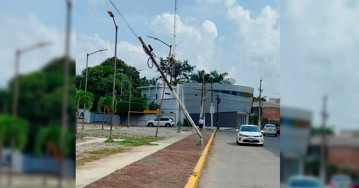Poste de teléfonos mexicanos, representa riesgo para transeúntes en la calle Unión